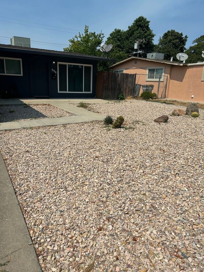 Building Photo - Updated 2 Bed, 2 Bath Home in the Heart of...