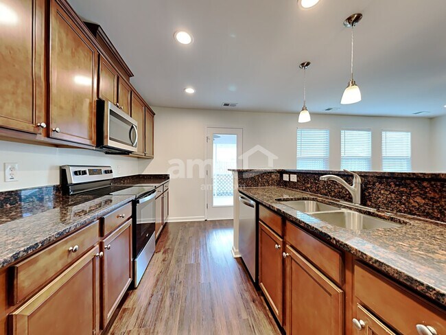 Photo - 422 Lions Den Dr