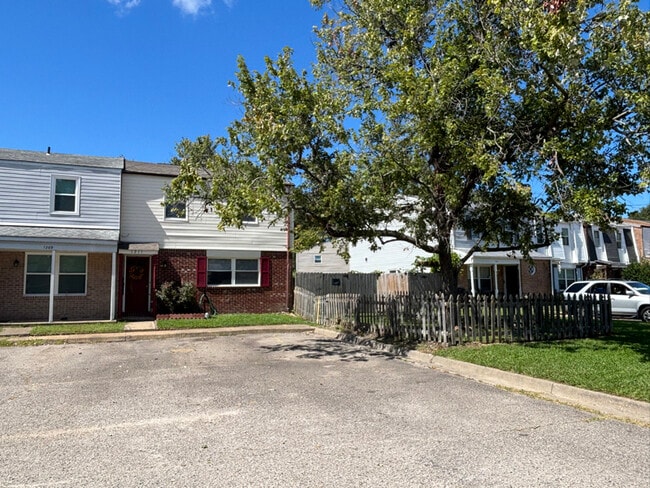 Building Photo - 1211 Warwick Dr Rental