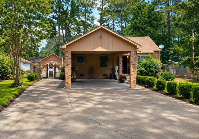 Building Photo - Spacious 3 Bedroom, 2 Bath Home in North Jackson