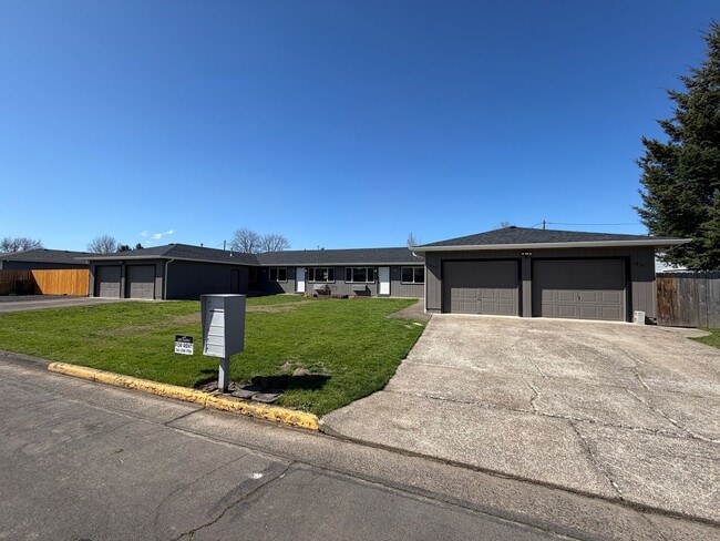 Building Photo - Newly Remodeled Large 2 Bedroom!