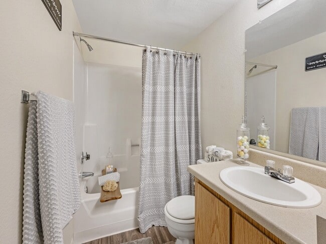 Bright Bathroom - Glen Oaks Apartments