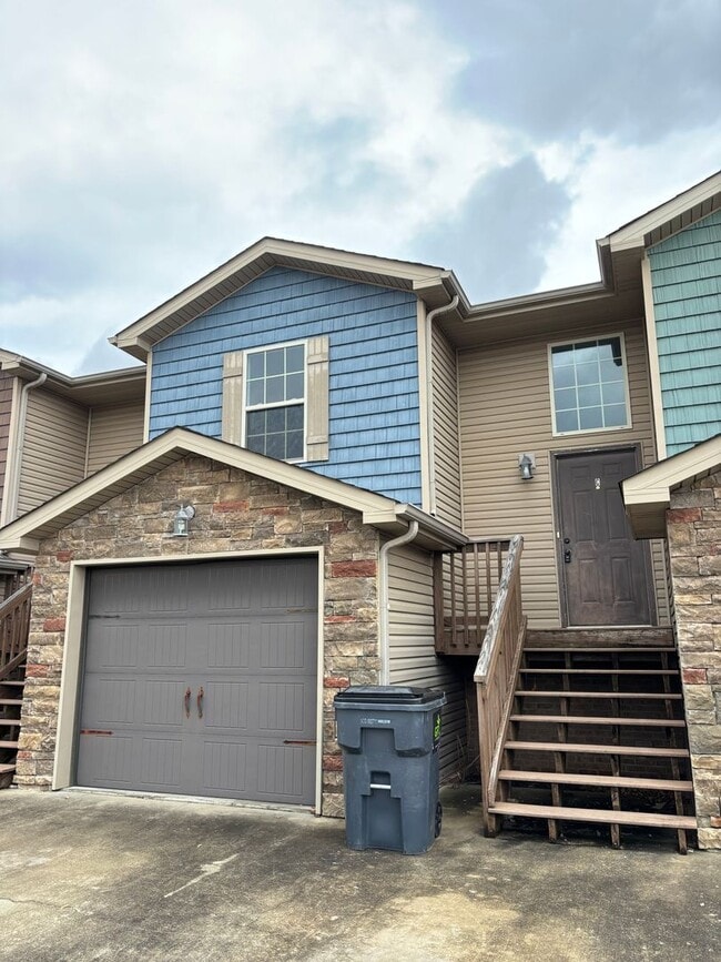 Building Photo - Townhome for rent near post!