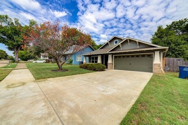 Photo - Cutest 3/2/2 Craftsman Style Home!