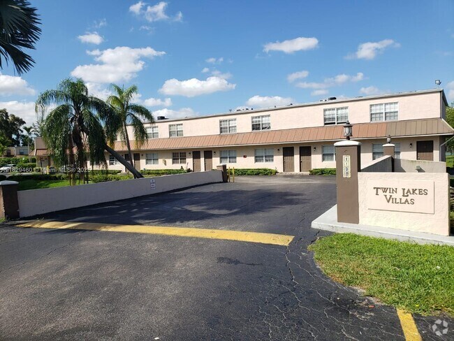Building Photo - 4100 NW 16th Ave Rental