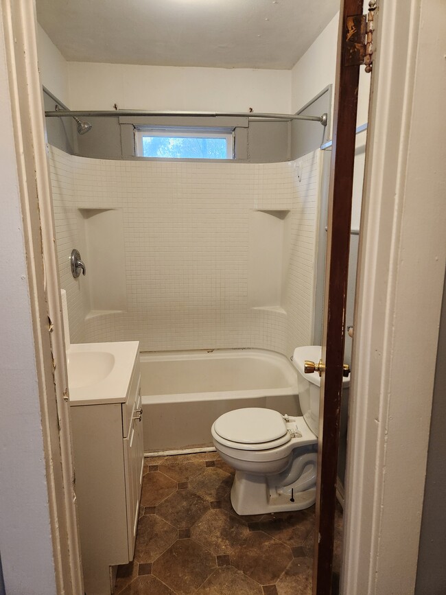 Photo - 630 14th St SE Unidad Nelson Properties & Manag