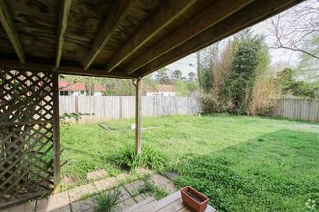 Building Photo - Come check out this spacious home in South...