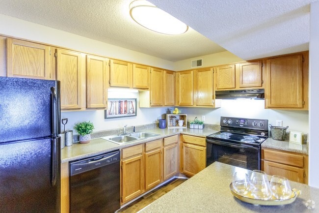 2BR, 2BA - 1035 SF