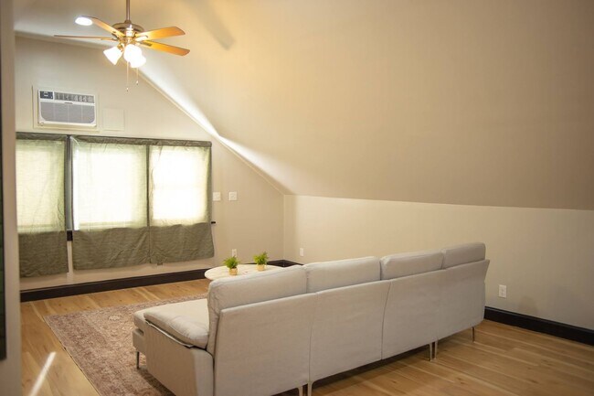 Photo - 4174 Cass St Unit #B