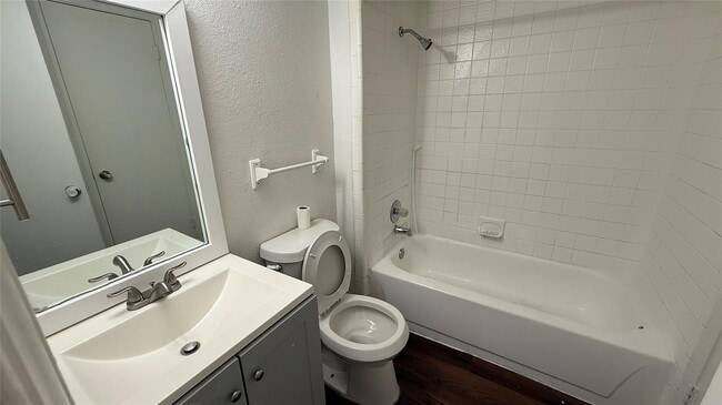 Building Photo - 9839 Walnut St