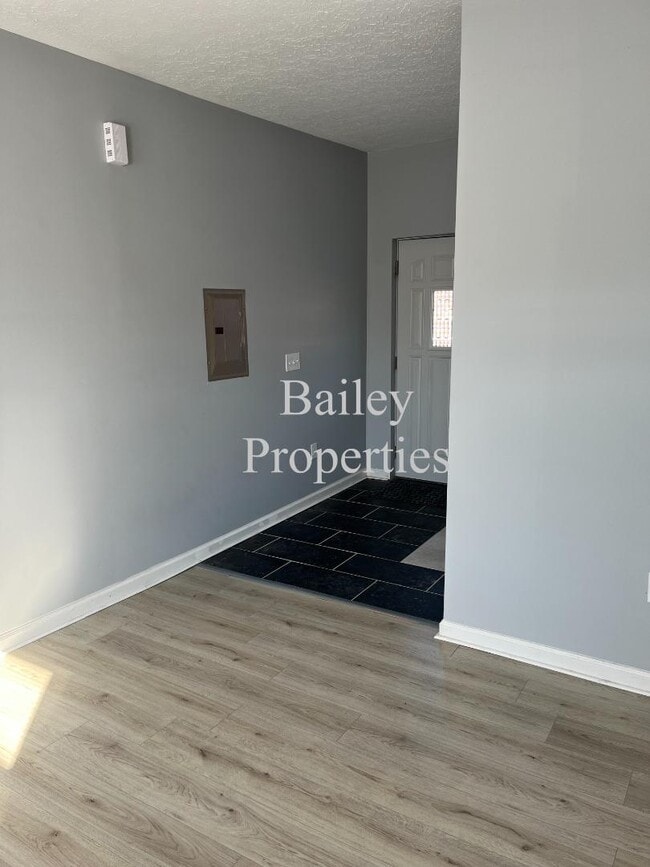 Building Photo - 952 S Floyd St Rental