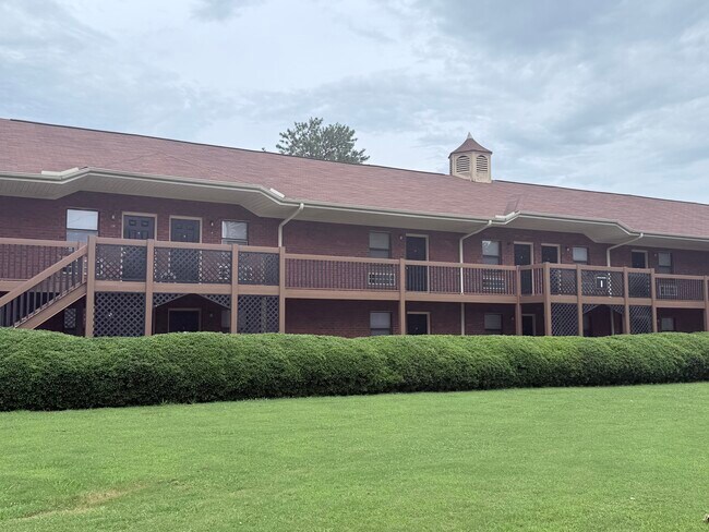 Summer Courtyard Apartments