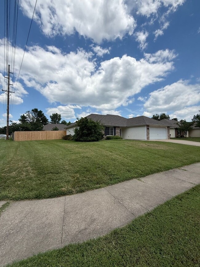 Photo - 3 bed 2 bath Home with fenced in backyard