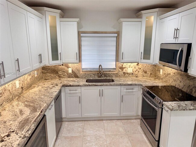 Photo - 814 Capri St