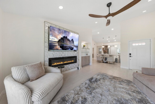 Photo - 269 Vista Royale Cir W