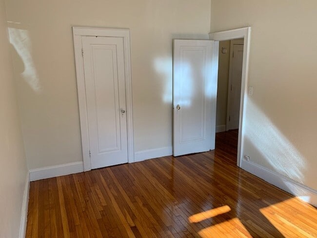 Photo - Charming, Sunny High Floor Flat Renovated kitchen Dishwasher, Very spacious, Ht Hw Inc NO FEE