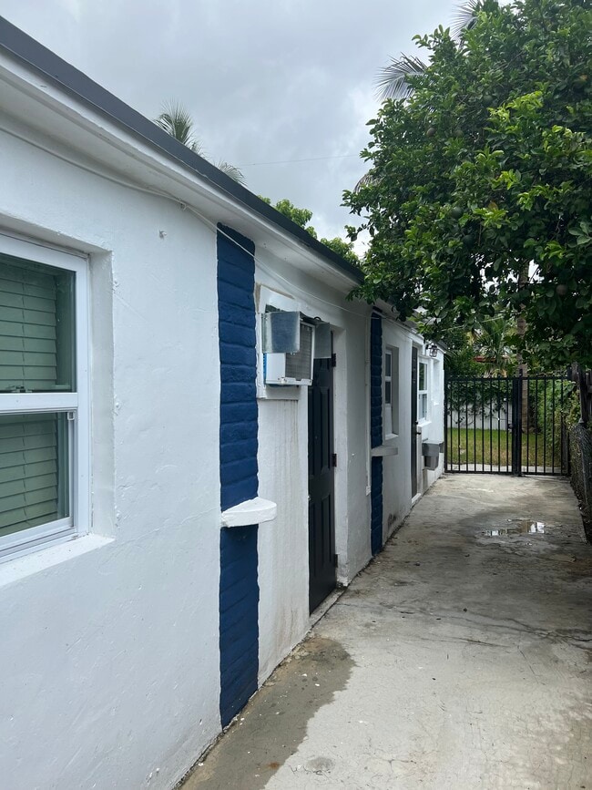 Photo - 323 NW 108th St Unidad 2