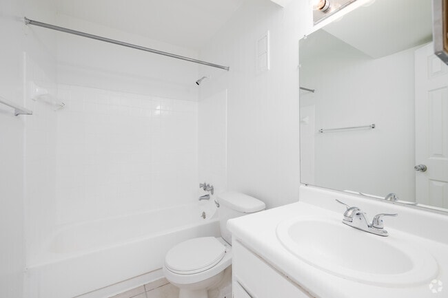 1BR, 1BA - 697SF - Bathroom