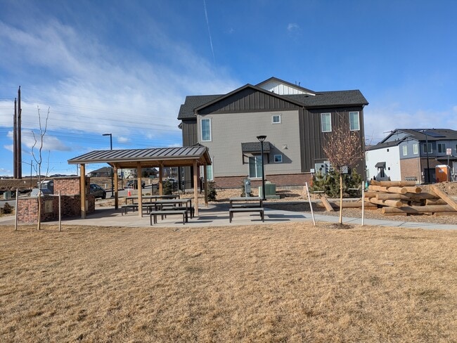 Photo - 450 Millwall Cir