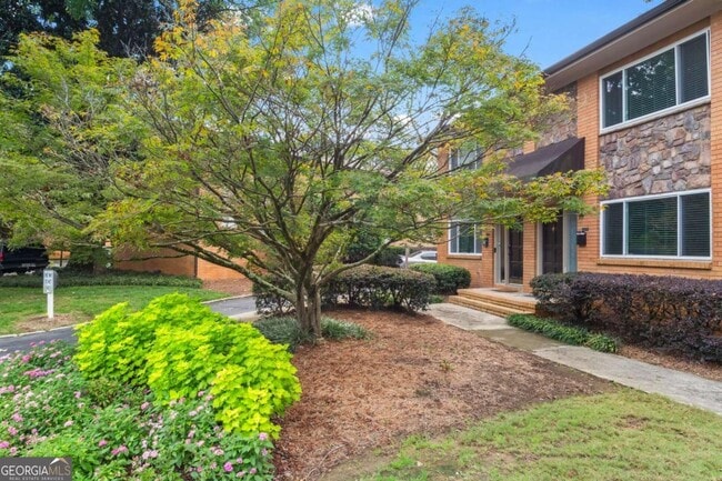 Photo - 120 Biscayne Dr NW