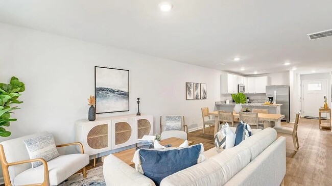 Sala de estar, comedor y cocina - 941 Long Bluff Rd