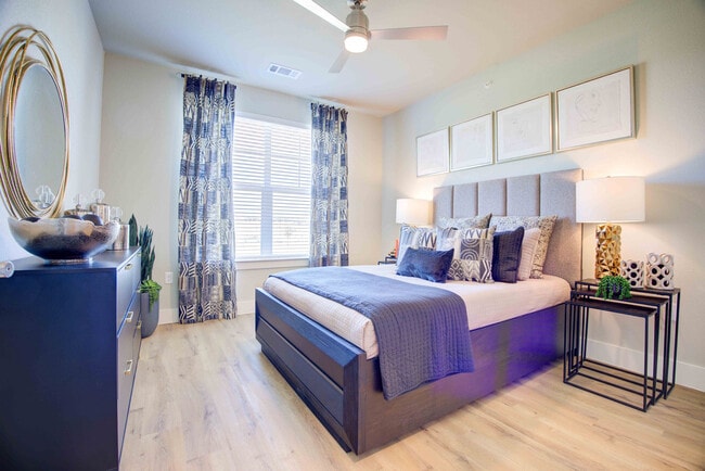 Photo - Sendero Trace