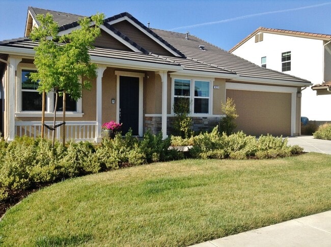 Building Photo - Single Story Craftsmen in Hollister