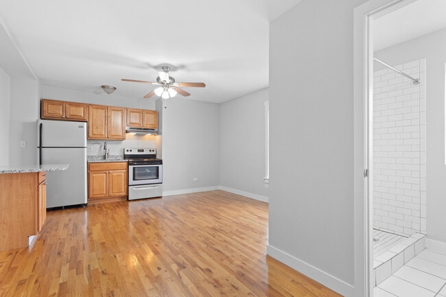 Photo - 7450 N Greenview Ave