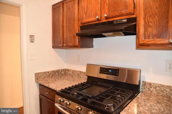 Building Photo - 3814 Lyndhurst Dr Unit 103