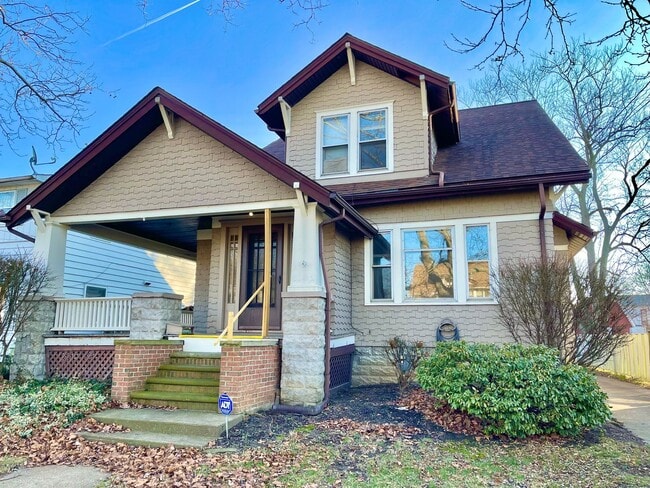 Building Photo - 1041 W 10th St Unit 3 - Above Garage