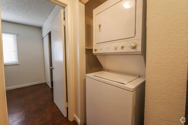 Building Photo - 3649 S Van Dyke Ave Unit Van Dyke Ave 3649-#D Rental