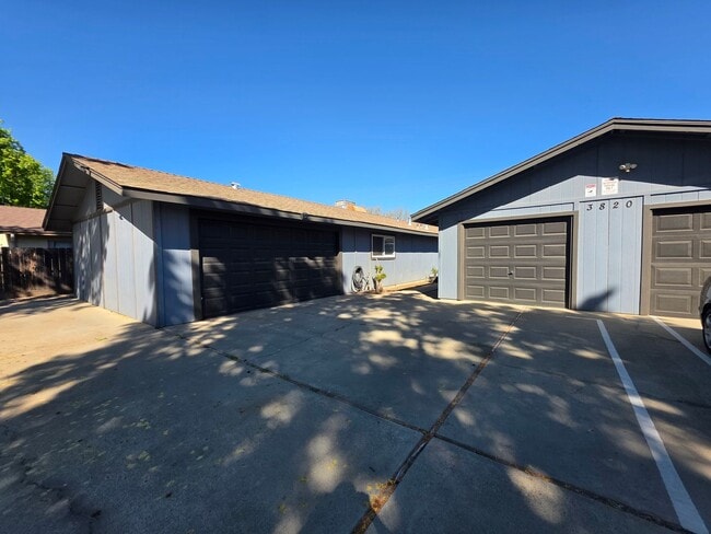 Building Photo - Gareth Ln - Triplex Unit C