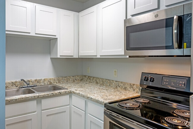 1BR, 1BA-500 SF, Kitchen, Renovated