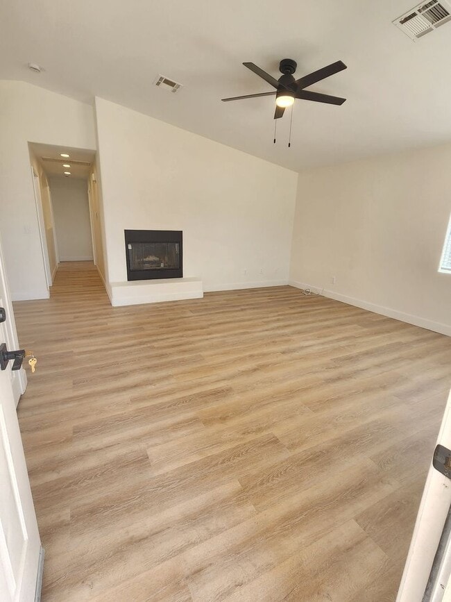 Photo - 3 bedroom 2 bathroom close to shops and public transportation