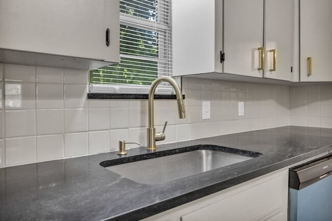 Photo - 114 E Ross Ave