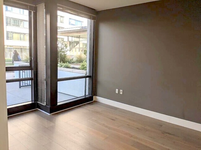 Photo - 260 King St Unit 467