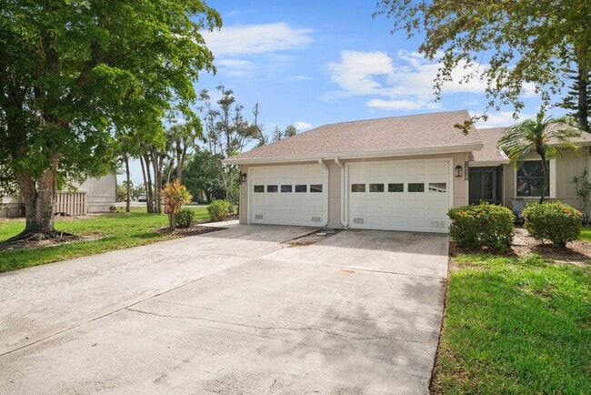 Building Photo - Fully remodeled 2 bed, 2 bath home in highly sought-after South Fort Myers!