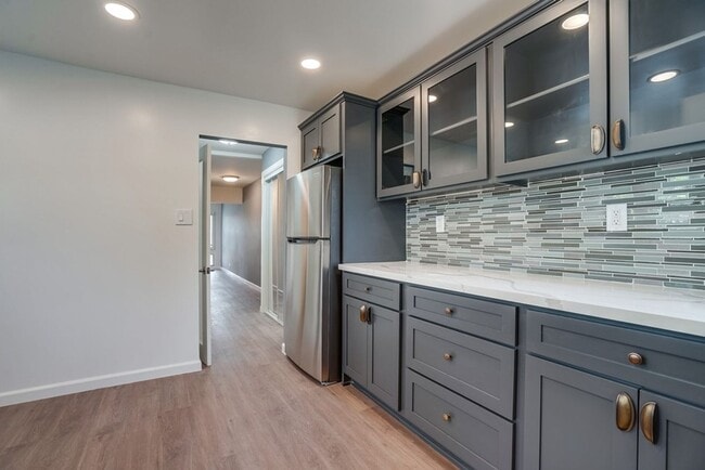 Photo - 627 W 92nd St