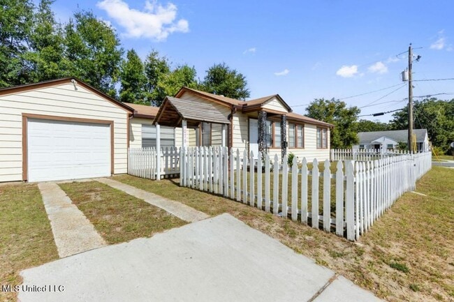Building Photo - Charming Updated Cottage in Old Biloxi!
