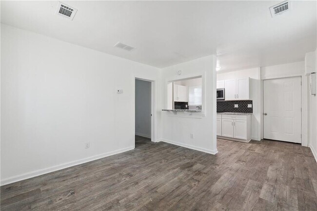 Photo - 1098 Smith St SW