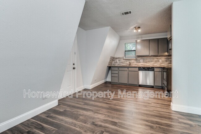 Photo - 809 E Pioneer Dr