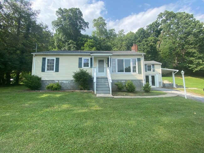 Cute house with a great location in Bristol, Va - 776 Valley Dr Casa