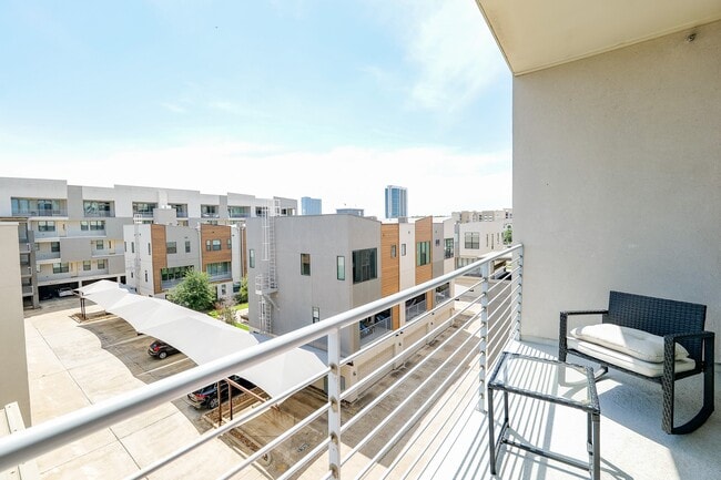 Building Photo - 2401 Crawford St Unit A212 Rental