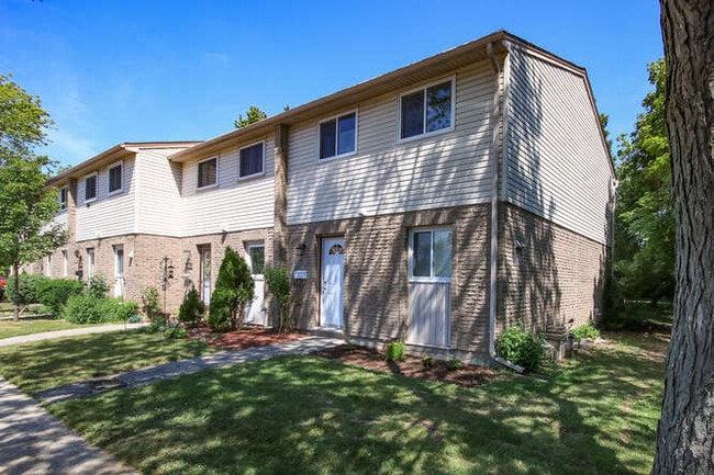 Building Photo - SPACIOUS 3 BEDROOM TOWNHOME IN SOUTHWEST LONDON Unit 152