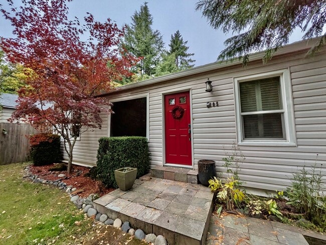 Building Photo - Darling 2 Bed 1 Bath 1940's Cottage Near M...