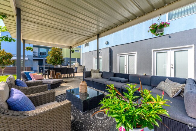 Picnic Area - Nuvo Park Place