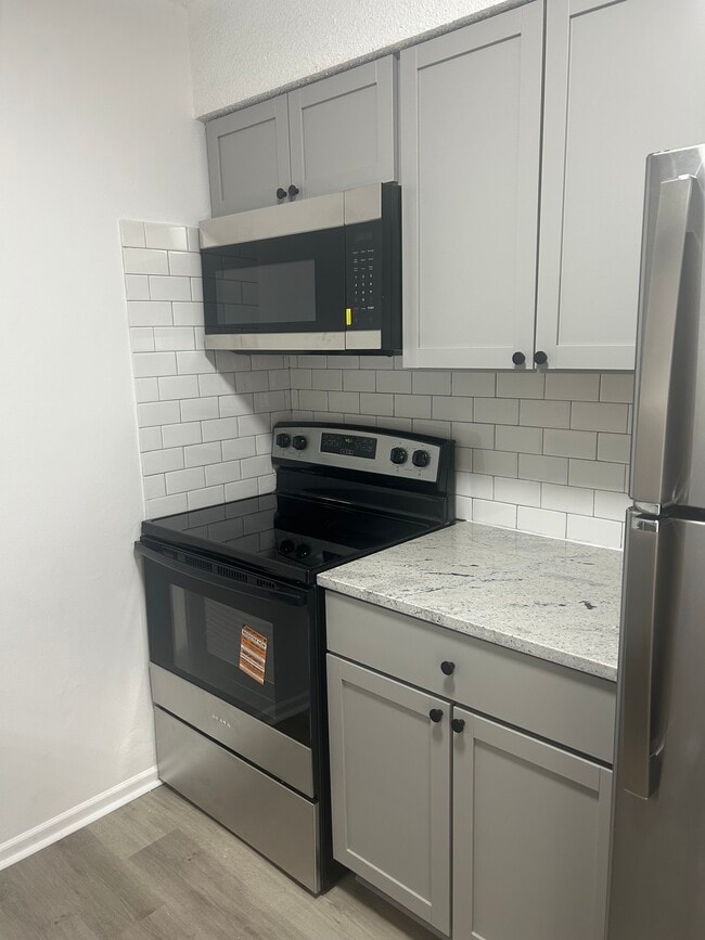 Building Photo - 3803 NE Colonial Dr Rental