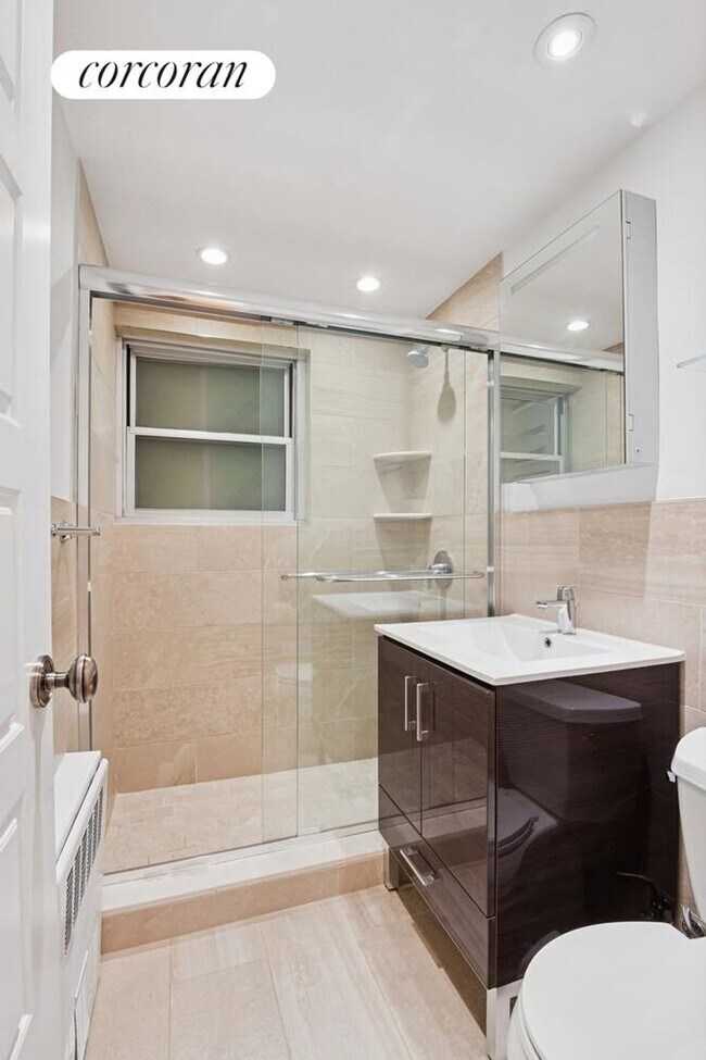 Photo - 333 E 46th St