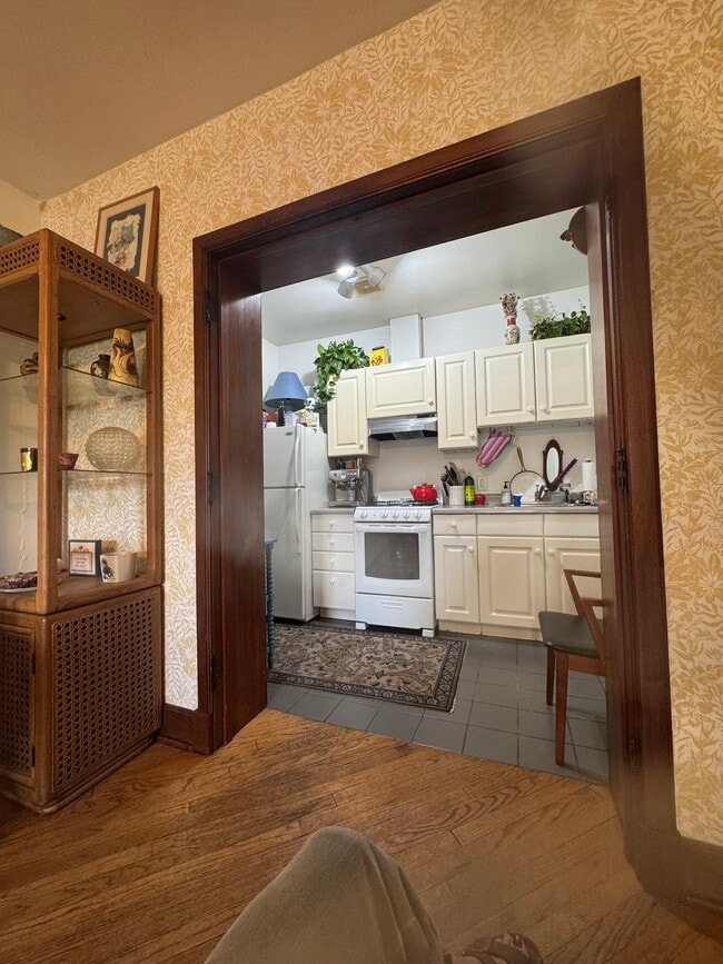 Photo - 811 E College St