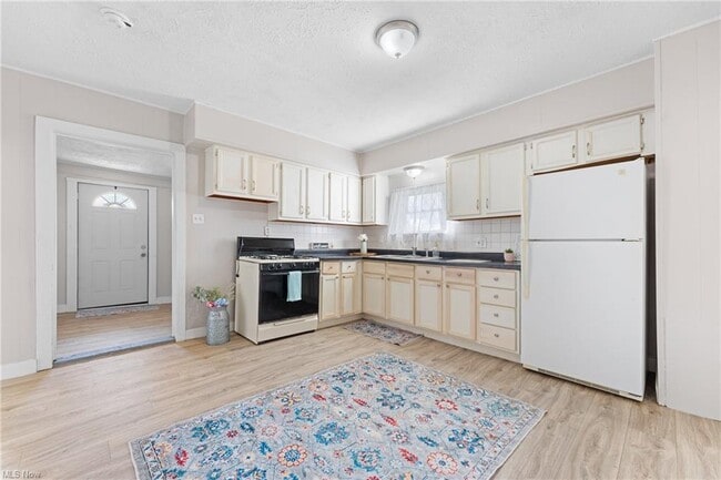 Photo - 1915 Maple Ave NE